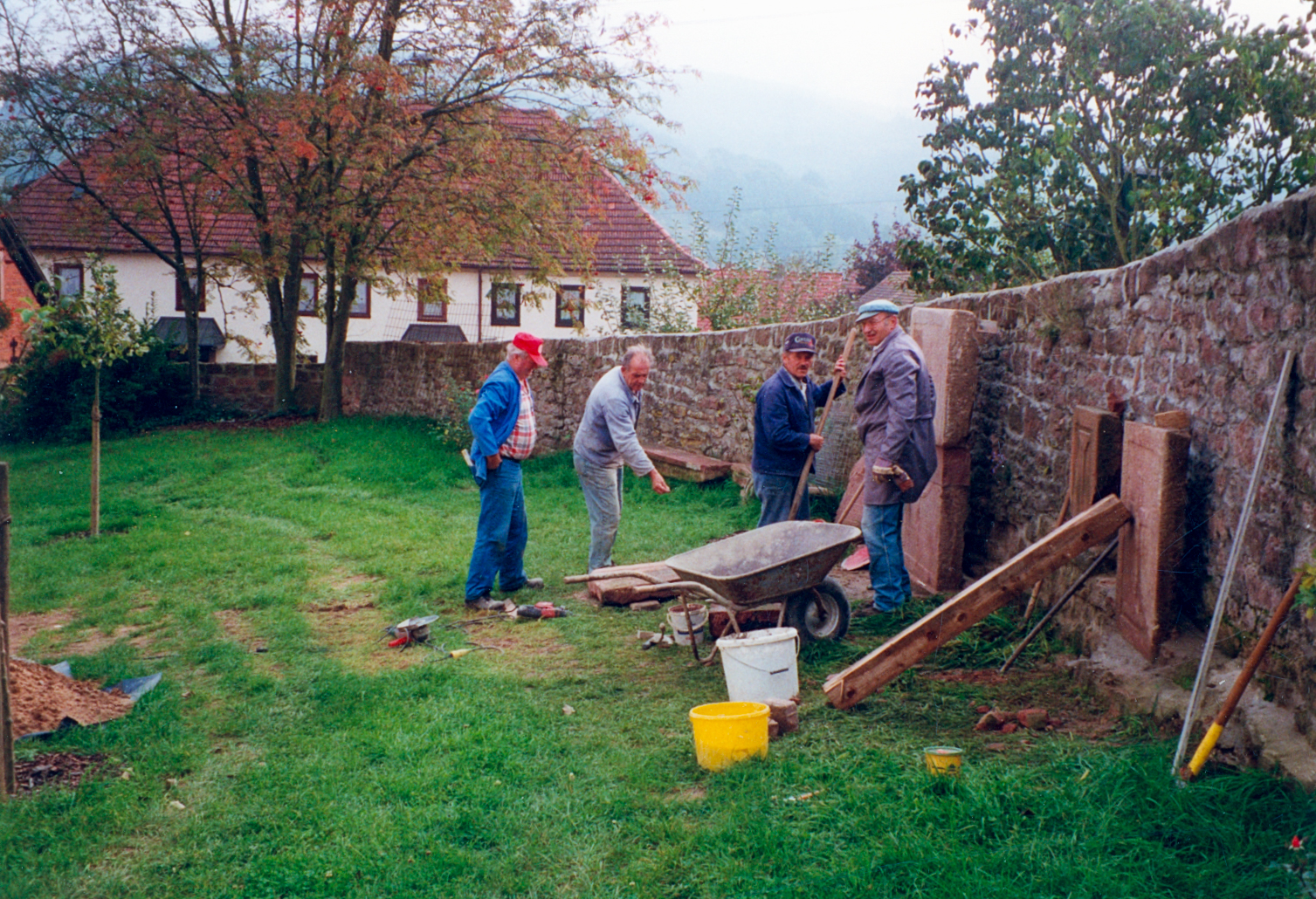 Bei den Arbeiten gefundene Grabsteine werden an die Kirchenmauer